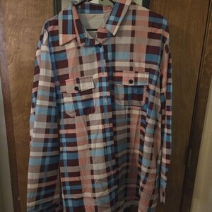 ***Closet cleanout!*** Need it gone! 🩷Really cute button down womens plaid top
